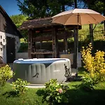 Martin's Family With Hot Tub & Views Alpesi faház Šmarje pri Jelšah