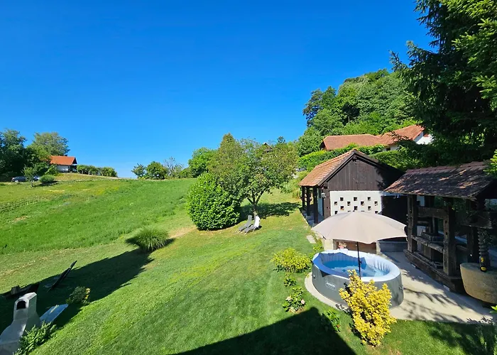 Martin's Family With Hot Tub & Views شاليه